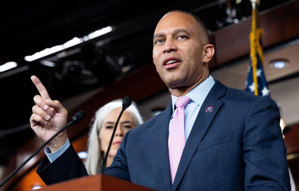 Hakeem Jeffries succeeds Nancy Pelosi and becomes the first black leader of a party in Congress